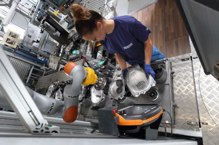 duaro dual arm scara robot now launched international federationthe human operator and the robot collaborate to install differential cases for front axle transmissions, © image kuka